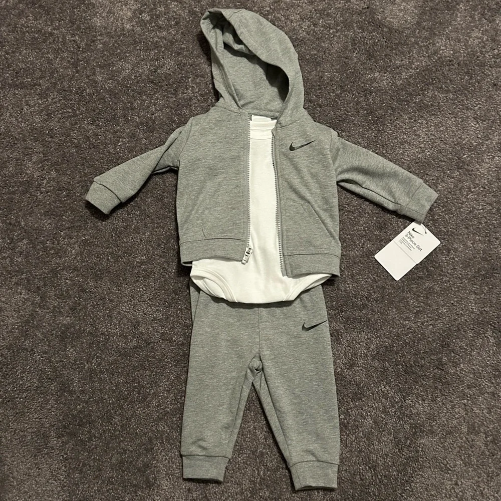 NWT!❤️Baby Boy Nike 3-piece Outfit - 6m - Picture 3 of 7